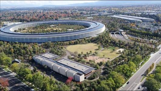  ApplePark无人机视频展示了户外用餐露台和其他成品设施 