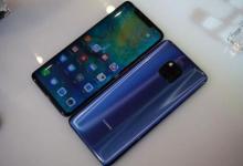 玩家需要将HuaweiMate20Pro停靠在巨型魔方的前面